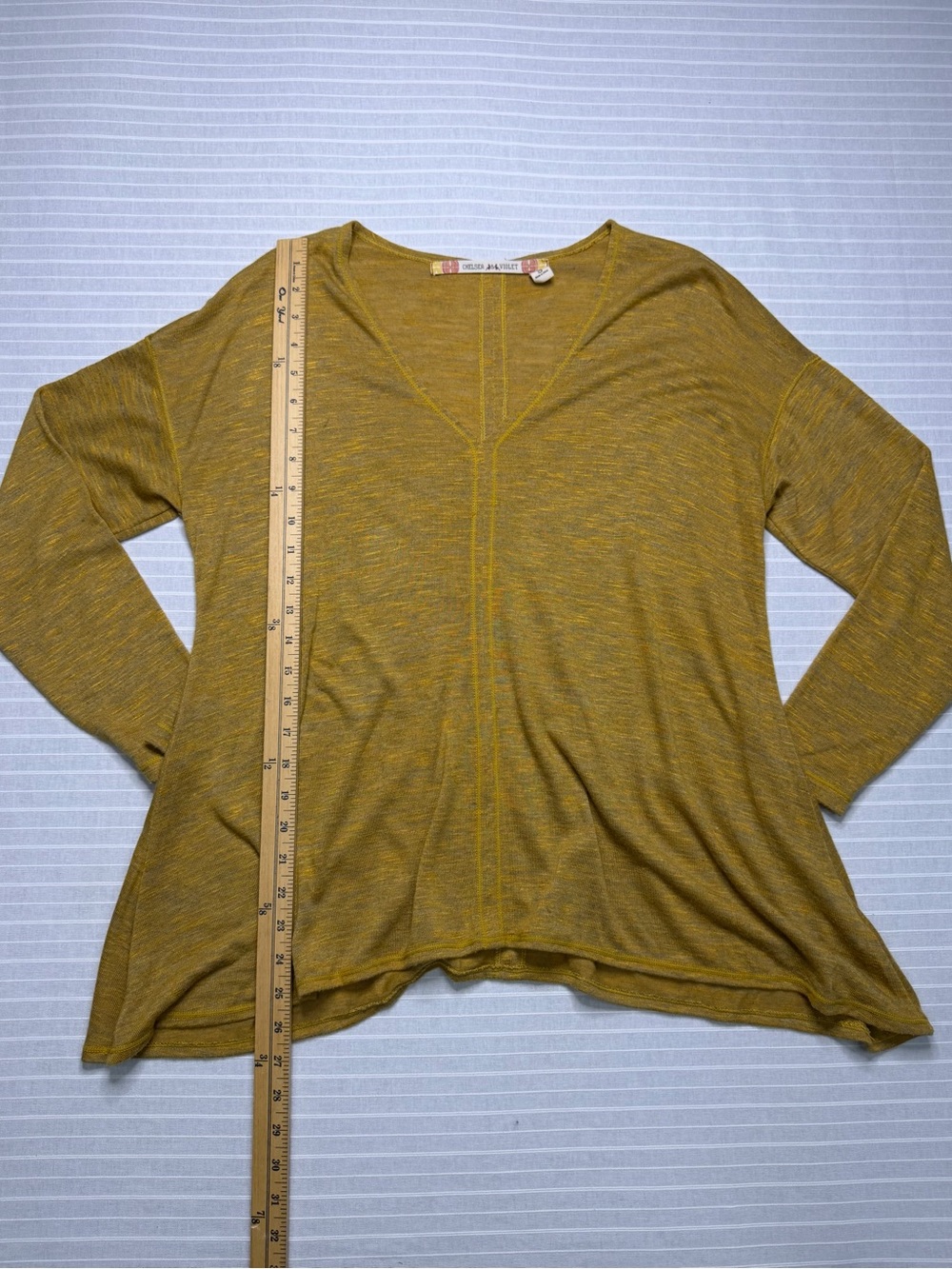 Chelsea & Violet Mustard Heathered V-Neck Top – Size Small 🤎 - Picture 3 of 9